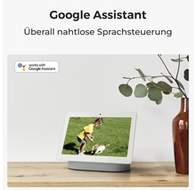 Inteligentný displej Google Nest Hub kompatibilný s Google Assistant na plynulé hlasové ovládanie na polici.