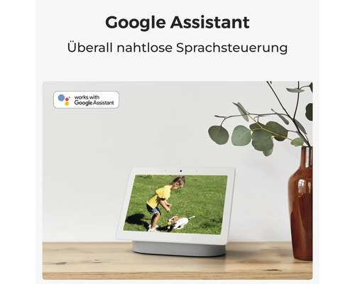 Inteligentný displej Google Nest Hub kompatibilný s Google Assistant na plynulé hlasové ovládanie na polici.