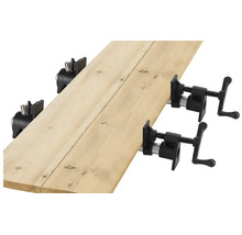 Rúrkové stolárske zvierky fixujúce dve drevené dosky pri opracovaní dreva.