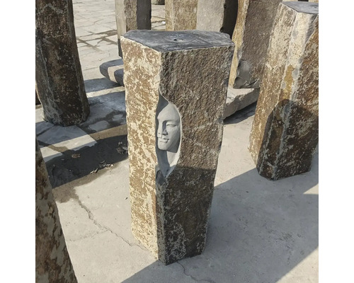Záhradná stéla z prírodného kameňa s vytesanou tvárou, kamenná socha pre záhradu a terasu.