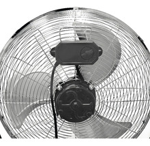 Zadný pohľad na kovový bubnový ventilátor s ochrannou mriežkou, motorom a ovládacou jednotkou.