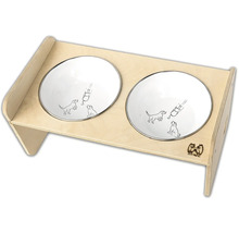Vyvýšený stojan na misky zo svetlého dreva s dvoma bielymi miskami s motívom psa a mačky. 4 Paws Logo.