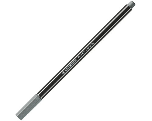 Fixka Stabilo Pen 68 metallic v striebornej farbe so šesťhranným telom.