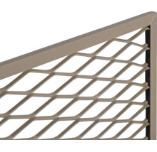 Detailný pohľad na kovový plotový panel s kosoštvorcovou mriežkou z ťahokovu a pevným rámom.
