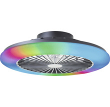 Moderný stropný ventilátor s integrovaným LED svetelným kruhom v dúhových farbách a centrálnou mriežkou pred lopatkami ventilátora.