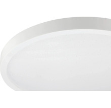 Detail okrúhleho stropného LED svietidla s efektom hviezdnej oblohy a bielym plastovým okrajom.