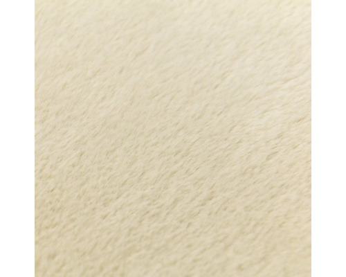 Detailný záber na textúru mäkkej, plyšovej umelej kožušiny.