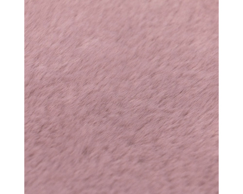Detailný záber na mäkký, huňatý textilní povrch z umelej kožušiny.