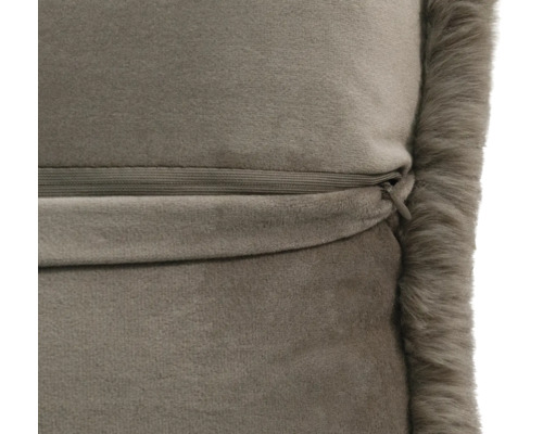 Detailný záber na zamatový vankúš vo farbe taupe so skrytým zipsom a okrajom z umelej kožušiny.
