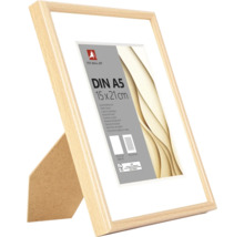 Plastový fotorámik v dekore dreva s paspartou, formát DIN A5, 15 krát 21 centimetrov, so stojanom.