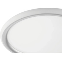 Detailný záber na okrúhly plochý LED panel na strop alebo stenu s úzkym rámom.