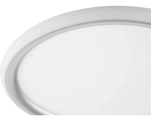 Detailný záber na okrúhly plochý LED panel na strop alebo stenu s úzkym rámom.