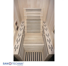 Interiér infrasauny s ergonomickým dreveným ležadlom, drevenými nástennými panelmi a bočnými vetracími otvormi. Sanotechnik Logo.