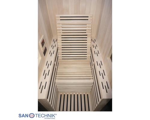 Interiér infrasauny s ergonomickým dreveným ležadlom, drevenými nástennými panelmi a bočnými vetracími otvormi. Sanotechnik Logo.