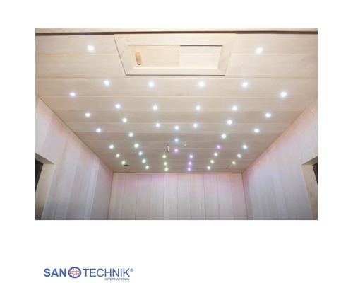 Saunový strop zo svetlého dreva s integrovaným LED hviezdnym nebom a drevenou ventilačnou šachtou. Sanotechnik International Logo.