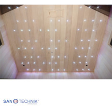 Saunový strop s LED efektom hviezdnej oblohy na drevených paneloch. Sanotechnik International Logo.