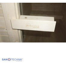 Madlo dverí sauny zo svetlého dreva s logom Home LUXE Sanotechnik, pohľad na saunové lavice v pozadí, logo Sanotechnik.