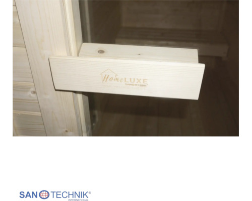 Madlo dverí sauny zo svetlého dreva s logom Home LUXE Sanotechnik, pohľad na saunové lavice v pozadí, logo Sanotechnik.