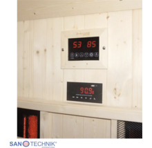 Digitálny ovládací panel sauny HomeLUXE a multimediálny prehrávač na drevenom obložení. Logo Sanotechnik International.