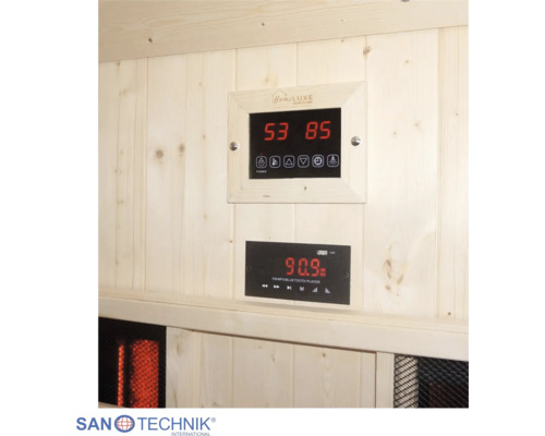 Digitálny ovládací panel sauny HomeLUXE a multimediálny prehrávač na drevenom obložení. Logo Sanotechnik International.
