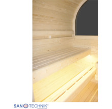 Interiér sudovej sauny s drevenými lavicami, integrovaným osvetlením a klenutou stenou. Logo Sanotechnik International.