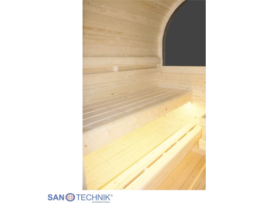 Interiér sudovej sauny s drevenými lavicami, integrovaným osvetlením a klenutou stenou. Logo Sanotechnik International.
