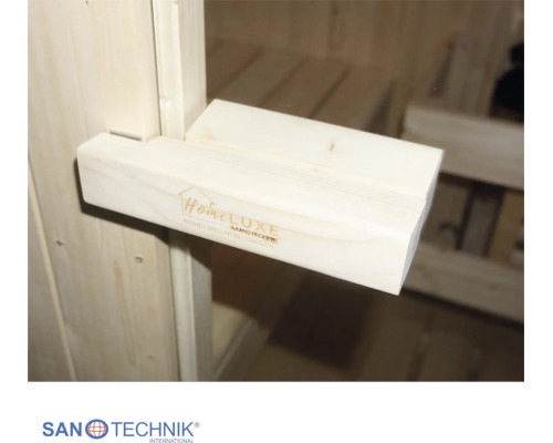 Drevené madlo saunových dverí s logom Home Deluxe, namontované na dverách sauny s výhľadom do svetlej kabíny, Sanotechnik Logo.