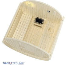 Sanotechnik Logo. Vnútorný pohľad na sudovú saunu zo svetlého dreva s dvoma lavicami, saunovou pecou, dreveným vedrom a teplomerom.