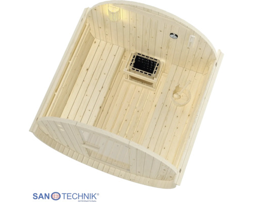 Sanotechnik Logo. Vnútorný pohľad na sudovú saunu zo svetlého dreva s dvoma lavicami, saunovou pecou, dreveným vedrom a teplomerom.