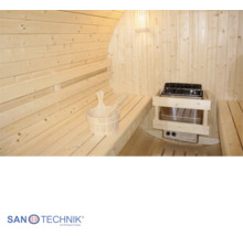 Svetlá drevená sauna s lavicami, saunovou pecou s ochrannou mriežkou a dreveným vedrom s naberačkou. Sanotechnik International Logo.