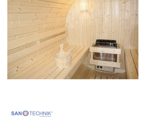Svetlá drevená sauna s lavicami, saunovou pecou s ochrannou mriežkou a dreveným vedrom s naberačkou. Sanotechnik International Logo.
