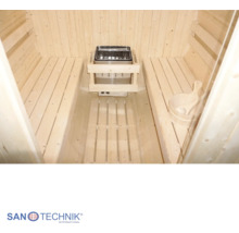 Interiér sauny zo svetlého dreva s dvomi lavicami, elektrickou saunovou pecou a dreveným vedrom. Logo Sanotechnik International.