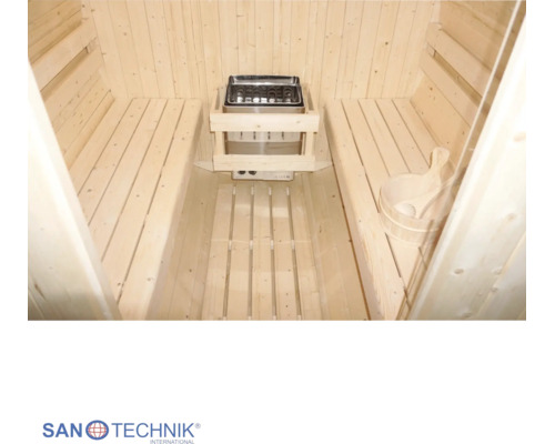 Interiér sauny zo svetlého dreva s dvomi lavicami, elektrickou saunovou pecou a dreveným vedrom. Logo Sanotechnik International.