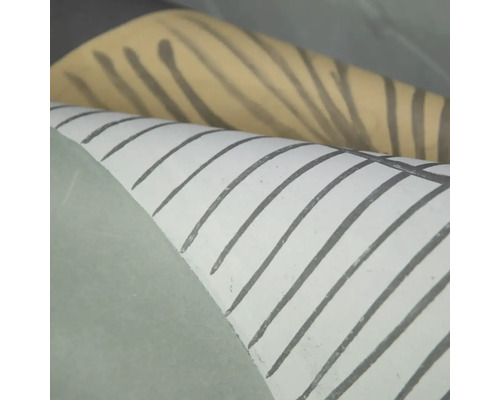Vliesová tapeta s grafickým vzorom línií, detailný záber štruktúry materiálu.