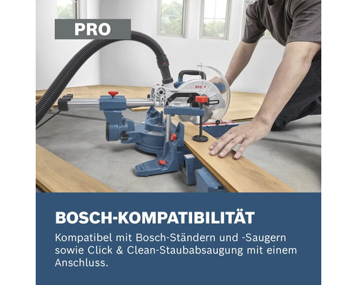 Pokosová píla Bosch pri rezaní drevených dosiek s pripojeným odsávaním prachu na ukážku kompatibility.