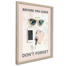 Zarámovaný plagát s textom BEFORE YOU LEAVE DON'T FORGET a ilustráciami slnečných okuliarov, smartfónu, peňaženky a kľúčov.