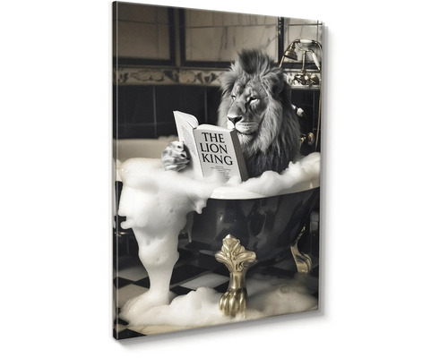 Obraz na plátne s levom vo vani s penou, ktorý číta knihu The Lion King. Čiernobiela fotografia vo vintage štýle.