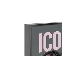 Detailný záber na moderný čierny obrazový rám s umeleckou tlačou.