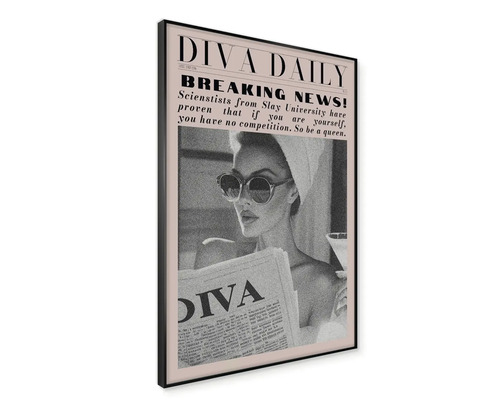 Zarámovaný obraz na stenu Diva Daily v novinovom štýle, motív ženy so slnečnými okuliarmi a uterákom na hlave, čierny rám.