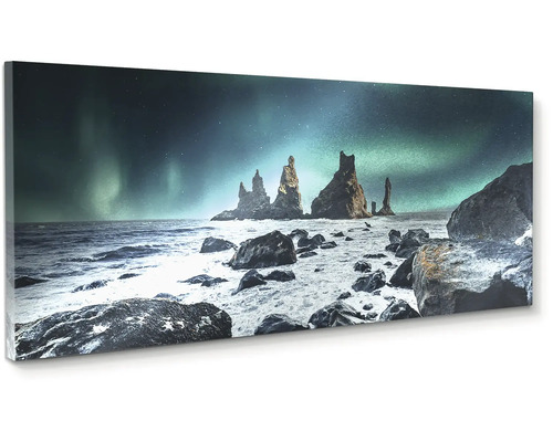 Obraz na plátne v panoramatickom formáte so skalnými útvarmi Reynisdrangar na Islande pod polárnou žiarou.