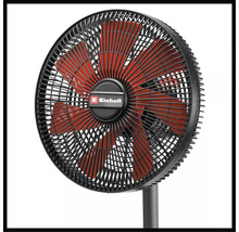 Stojanový ventilátor Einhell s čiernou ochrannou mriežkou a červenými lopatkami.