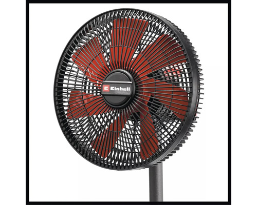 Stojanový ventilátor Einhell s čiernou ochrannou mriežkou a červenými lopatkami.