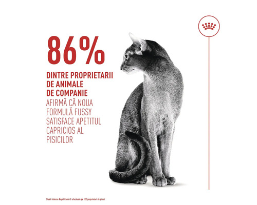 Sediaca mačka vedľa textu: 86 percent majiteľov potvrdzuje, že receptúra Fussy uspokojuje vyberavé mačky. Royal Canin Logo.