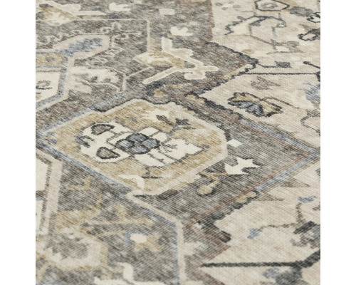 Koberec s tradičným orientálnym vzorom vo vintage štýle, detailný pohľad na tkanú štruktúru.