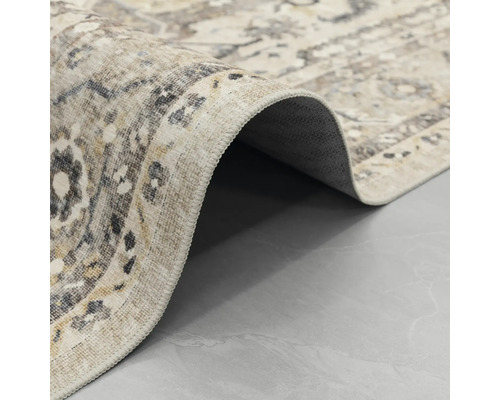 Koberec s orientálnym vintage vzorom, detailný záber na obšitý okraj a zadnú stranu.
