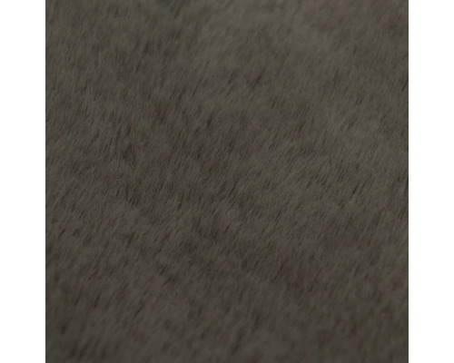 Detailný záber mäkkého povrchu z umelej kožušiny s hustou štruktúrou vlákien.