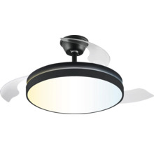 Moderný stropný ventilátor s LED osvetlením, okrúhly čierny kryt a priehľadné lopatky.