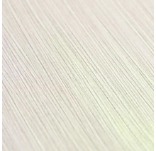 Detail svetlého povrchu s jemnou lineárnou štruktúrou, pripomínajúcou kresbu dreva alebo štruktúrovanú tapetu.