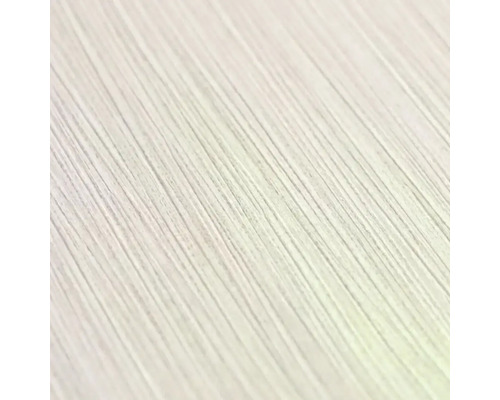 Detail svetlého povrchu s jemnou lineárnou štruktúrou, pripomínajúcou kresbu dreva alebo štruktúrovanú tapetu.