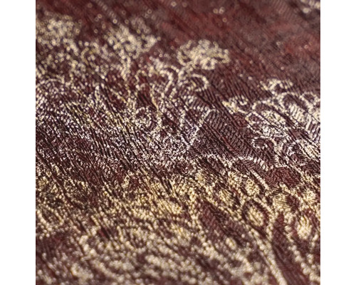 Detailný záber vliesovej tapety s ornamentálnym vzorom a štruktúrovaným povrchom.